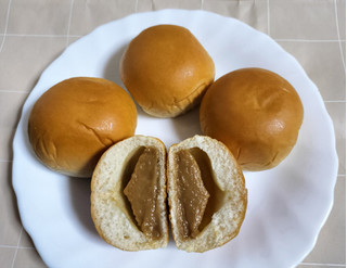 「ヤマザキ 薄皮 塩キャラメルクリームパン 袋4個」のクチコミ画像 by ゆるりむさん
