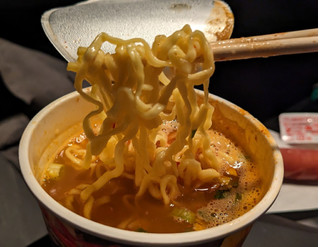 「セブン＆アイ セブンプレミアム 激辛魚介豚骨ラーメン カップ70g」のクチコミ画像 by モーパパさん
