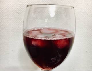 「サントリー 氷と楽しむおいしいワイン。 酸化防止剤無添加 香るロゼ ペット720ml」のクチコミ画像 by idu3dg6jさん