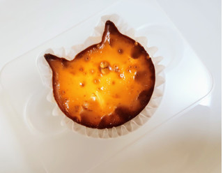「ファミリーマート にゃんともおいしい濃厚ベイクドチーズケーキ」のクチコミ画像 by はるなつひさん