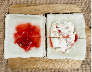 「ヤマザキ ランチパック 贅沢いちごのランチパック やみつきザクザク食感」のクチコミ画像 by ゆるりむさん