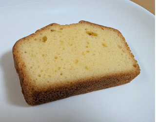 「ローソン もっちり食感のバターパウンドケーキ」のクチコミ画像 by はるなつひさん