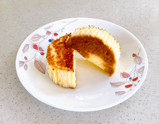 「ローソン Uchi Cafe’ 盛りすぎ！ バスチー バスク風チーズケーキ」のクチコミ画像 by むぎっこさん