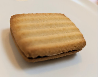 「森永製菓 ミルクキャラメルクリームサンドクッキー 箱8個」のクチコミ画像 by はるなつひさん