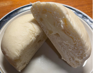 「第一パン ホワイトチョコとマカダミアナッツのパン」のクチコミ画像 by 骨なしスケルトンさん