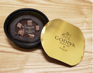 「ローソン Uchi Cafe’ SWEETS×GODIVA ショコラアイスクリームロールケーキ 57ml」のクチコミ画像 by みにぃ321321さん