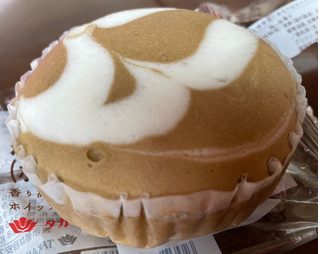 「タカキベーカリー ほうじ茶ラテ蒸しケーキ ホイップ入り」のクチコミ画像 by 甘党の桜木さん