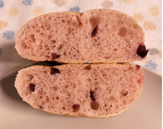 「セブン＆アイ セブンプレミアム もちもち食感クランベリーロール 4個」のクチコミ画像 by ゆるりむさん