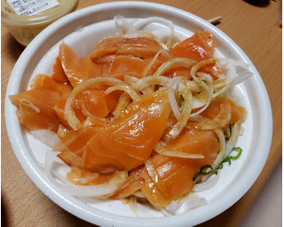 「すき家 オニオンサーモン丼」のクチコミ画像 by はまポチさん