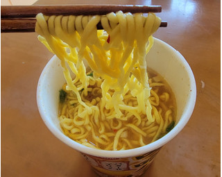 「エースコック タテ型 飲み干す一杯 味噌バター味ラーメン カップ67g」のクチコミ画像 by ニャンタさん