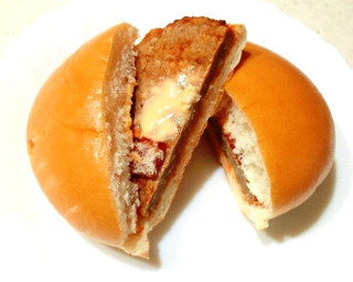 「ヤマザキ とろーりとしたチーズのハンバーガー 1個」のクチコミ画像 by レビュアーさん
