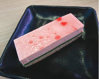 「スシロー よもぎもちっと桜ムースケーキ」のクチコミ画像 by さくら水さん