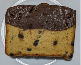 「ヤマザキ 日々カフェ チョコをかけたチョコチップパウンドケーキ」のクチコミ画像 by もぐちゃかさん