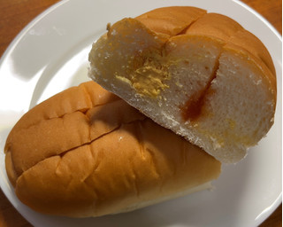 「ヤマザキ 大きなダブルロールパン メロンジャム＆メロンホイップ 北海道赤肉メロン 袋1個」のクチコミ画像 by 骨なしスケルトンさん