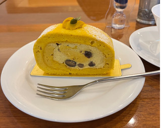 「ティーラウンジ ザ・ラウンジ えびすかぼちゃのロールケーキ」のクチコミ画像 by ピンクのぷーさんさん