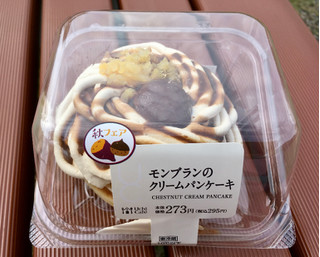 「ローソン Uchi Cafe’ SWEETS モンブランのクリームパンケーキ」のクチコミ画像 by milchさん