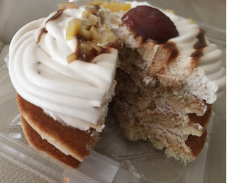 「ローソン Uchi Cafe’ SWEETS モンブランのクリームパンケーキ」のクチコミ画像 by あぴたんさん