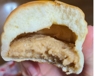 「ヤマザキ 薄皮アーモンド風味クリームパン 袋5個」のクチコミ画像 by ちょこぱんcakeさん