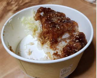 「ローソン 三元豚の厚切りロースソースカツ丼 とんかつ まい泉監修ソース使用」のクチコミ画像 by だいねーちゃんさん