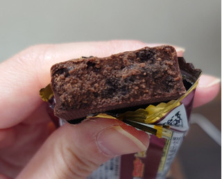 「有楽製菓 ブラックサンダー PREMIUM しっとり深みガトーショコラ 1個」のクチコミ画像 by ももたろこさん