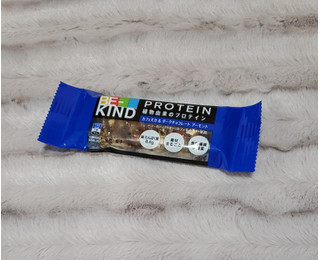 「KIND BE‐KIND プロテイン カフェモカ＆ダークチョコレート アーモンド 袋1本」のクチコミ画像 by みにぃ321321さん