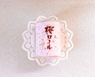 「シェ・レカミエ 桜風味のロールケーキ 1本」のクチコミ画像 by むぎっこさん