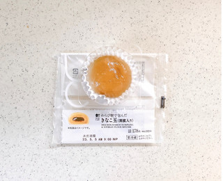 「ローソン Uchi Cafe’ わらび餅で包んだ きなこ玉 黒蜜入り」のクチコミ画像 by むぎっこさん
