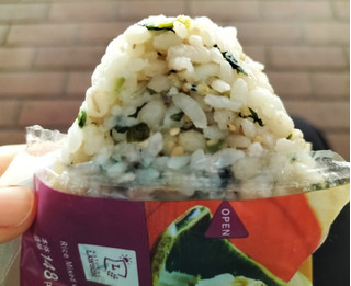 「ローソン MCTオイルが摂れる 瀬戸内海産しらすの菜飯」のクチコミ画像 by コマメのグルメさん