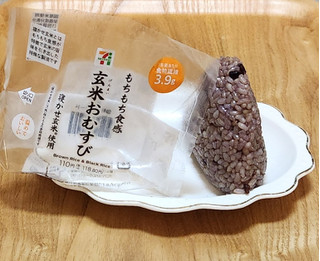 「セブン-イレブン もちもち食感 玄米おむすび」のクチコミ画像 by みにぃ321321さん