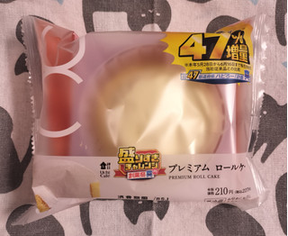 「ローソン Uchi Cafe’ 盛りすぎ！ プレミアムロールケーキ」のクチコミ画像 by ゆるりむさん