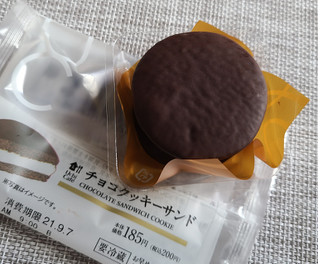 「ローソン Uchi Cafe’ チョコクッキーサンド」のクチコミ画像 by ちょこぱんcakeさん