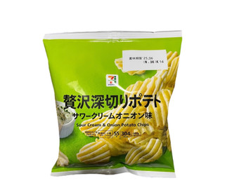 「セブン＆アイ セブンプレミアム 贅沢厚切りポテト サワークリームオニオン味 袋55g」のクチコミ画像 by さちもぐハピさん