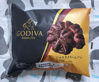 「ローソン GODIVA ショコラクリームパン」のクチコミ画像 by ゆるりむさん