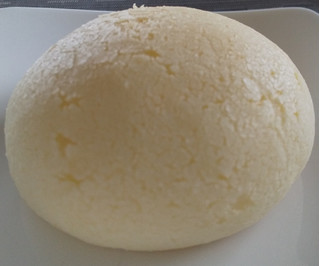 「ローソン Uchi Cafe’ もちぷよ 北海道生クリーム入りミルククリーム 1個」のクチコミ画像 by るったんさん