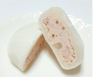 「ヤマザキ やわらか生大福 いちごミルク風味ホイップ 1個」のクチコミ画像 by つなさん
