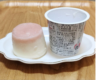 「HOKUNYU Luxe レアチーズプリン ストロベリーソース 90g」のクチコミ画像 by みにぃ321321さん