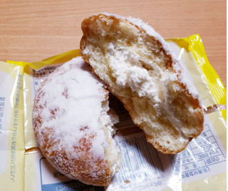 「神戸屋 クリームとホイップのダブルクリームドーナツ 袋1個」のクチコミ画像 by はまポチさん