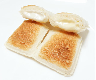 「ヤマザキ ランチパック 3種のチーズ」のクチコミ画像 by つなさん