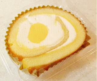 「セブン-イレブン こだわり卵のふんわりロールケーキ」のクチコミ画像 by ビーピィさん