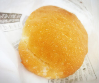 「ファミリーマート ファミマ・ベーカリー トリュフ風味の塩パン」のクチコミ画像 by もぐのこさん