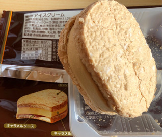 「ローソン Uchi Cafe’ SWEETS ダックワーズサンド キャラメル」のクチコミ画像 by TOMIさん