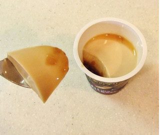 「HOKUNYU 美食家のプリン 焙煎きな粉仕立て カップ90g」のクチコミ画像 by ビーピィさん