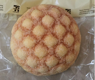 「セブン-イレブン サックサク食感！バター香るメロンパン」のクチコミ画像 by あぴたんさん
