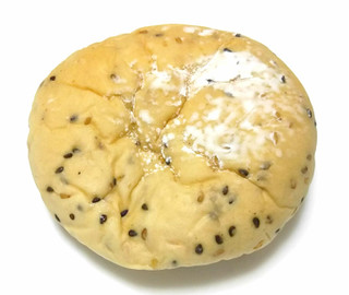 「セブンプレミアム ごまとチーズクリームのパン 袋1個」のクチコミ画像 by つなさん