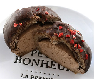 「ファミリーマート チョコ好きによるチョコ好きのためのチョコレートシュー」のクチコミ画像 by くまプップさん