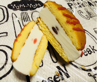 「ロッテ SWEETS SQUARE ふわっとやわらかな苺のアイスケーキ 袋65ml」のクチコミ画像 by シナもンさん