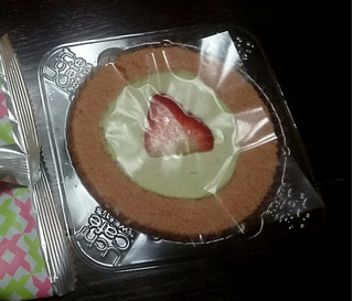 「ローソン プレミアム苺とピスタチオクリームのロールケーキ もういっこ苺トッピング」のクチコミ画像 by fuwarinaさん