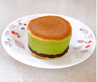 「ファミリーマート 極厚 どら焼きバーガー 宇治抹茶ムース＆つぶあん」のクチコミ画像 by むぎっこさん