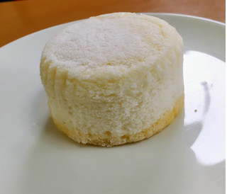 「ローソン Uchi Cafe’ 白いスフレチーズケーキ」のクチコミ画像 by はるなつひさん