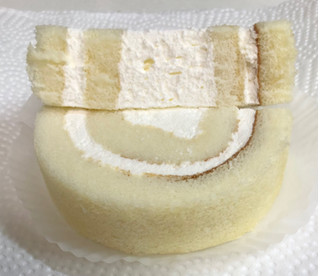 「ファミリーマート 雪ふる島のまっしろなロールケーキ」のクチコミ画像 by SANAさん